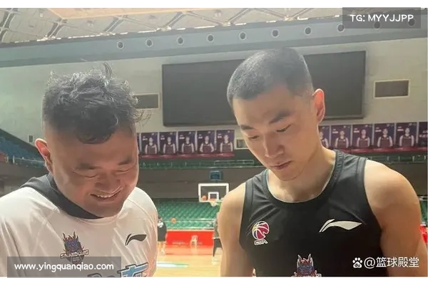 沪疆大战感人收官 刘炜血布暖心告别与沪迷合影展望下赛季 沪疆大战感人收官 刘炜血布暖心告别与沪迷合影展望下赛季